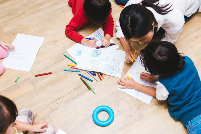De hoogste gelukkige kinderen van de meningsfamilie groeperen van het jong geitjejongen en meisje kleuterschoolverf zich samentre stock afbeeldingen De hoogste gelukkige kinderen van de meningsfamilie groeperen van het jong geitjejongen en meisje kleuterschoolverf zich samentre stock afbeeldingen