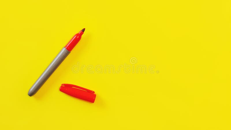 De hoogste mening over rode teller, GLB opende, op gele raad, copyspace voor uw tekst op rechterkant stock foto's De hoogste mening over rode teller, GLB opende, op gele raad, copyspace voor uw tekst op rechterkant stock foto's