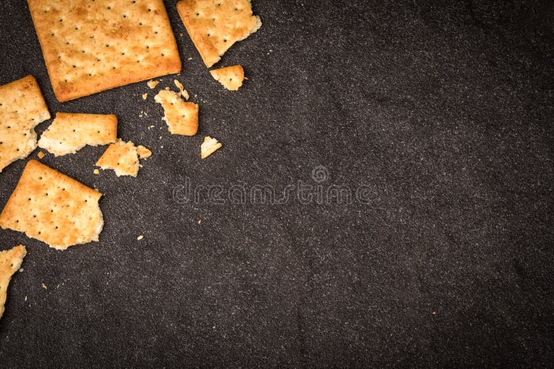 De hoogste mening van de gehele vlakte van tarwecrackers legt als grens op zwarte stock afbeelding De hoogste mening van de gehele vlakte van tarwecrackers legt als grens op zwarte stock afbeelding