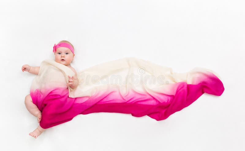 De hoogste mening van leuk babymeisje kleedde zich in een feekostuum - fladderende lange sjaal en hoofdband Ruimte voor tekst stock foto De hoogste mening van leuk babymeisje kleedde zich in een feekostuum - fladderende lange sjaal en hoofdband Ruimte voor tekst stock foto