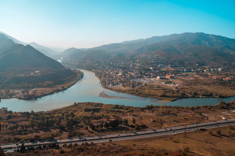 De Hoogste Mening van Mtskheta, Georgië, de Oude Stad ligt in Conf royalty-vrije stock foto De Hoogste Mening van Mtskheta, Georgië, de Oude Stad ligt in Conf royalty-vrije stock foto
