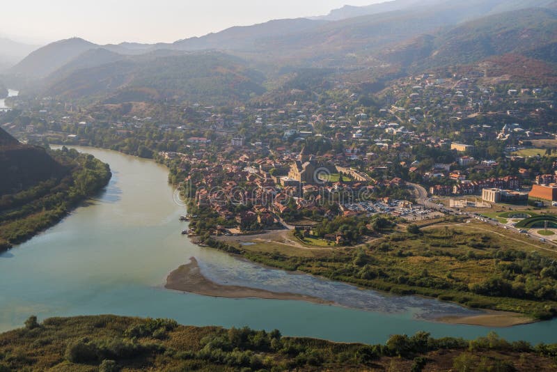 De Hoogste Mening van Mtskheta, Georgië, de Oude Stad ligt in Conf royalty-vrije stock foto's De Hoogste Mening van Mtskheta, Georgië, de Oude Stad ligt in Conf royalty-vrije stock foto's
