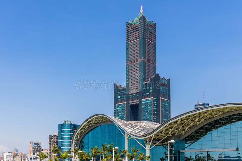 De horizon en de wolkenkrabber van Kaohsiungtaiwan met blauwe hemelachtergrond, Bedrijfsreis en toerismeconcept met moderne gebou royalty-vrije stock afbeeldingen De horizon en de wolkenkrabber van Kaohsiungtaiwan met blauwe hemelachtergrond, Bedrijfsreis en toerismeconcept met moderne gebou royalty-vrije stock afbeeldingen