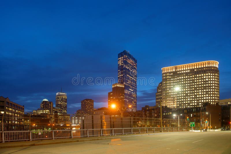 De Horizon van Boston bij nacht, Massachusetts, de V.S. stock foto's De Horizon van Boston bij nacht, Massachusetts, de V.S. stock foto's