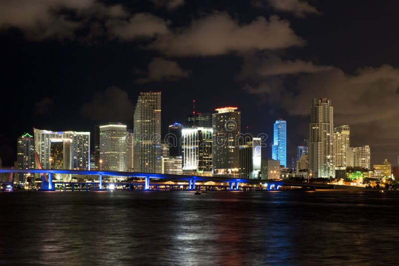 De horizon van de de stadsnacht van Miami stock afbeelding De horizon van de de stadsnacht van Miami stock afbeelding