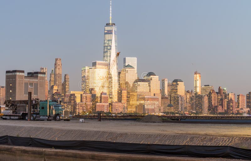 De horizon van de Lower Manhattannacht zoals die van de overkant van Hud wordt gezien stock foto's De horizon van de Lower Manhattannacht zoals die van de overkant van Hud wordt gezien stock foto's