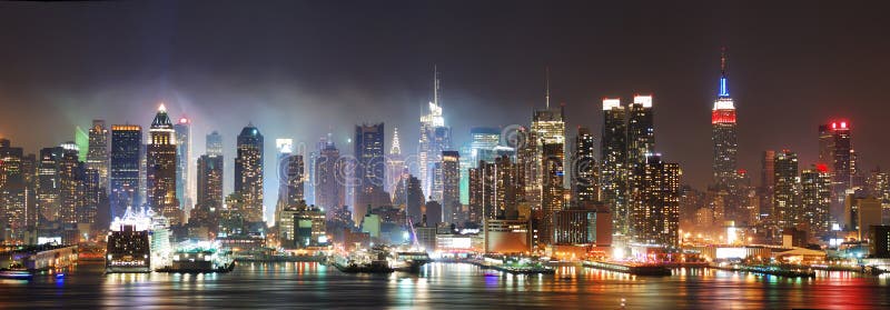 De Horizon van de Stad van New York bij nacht