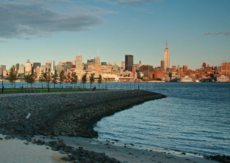 De Horizon van de Stad van New York bij Schemer van Hoboken, NJ royalty-vrije stock foto De Horizon van de Stad van New York bij Schemer van Hoboken, NJ royalty-vrije stock foto