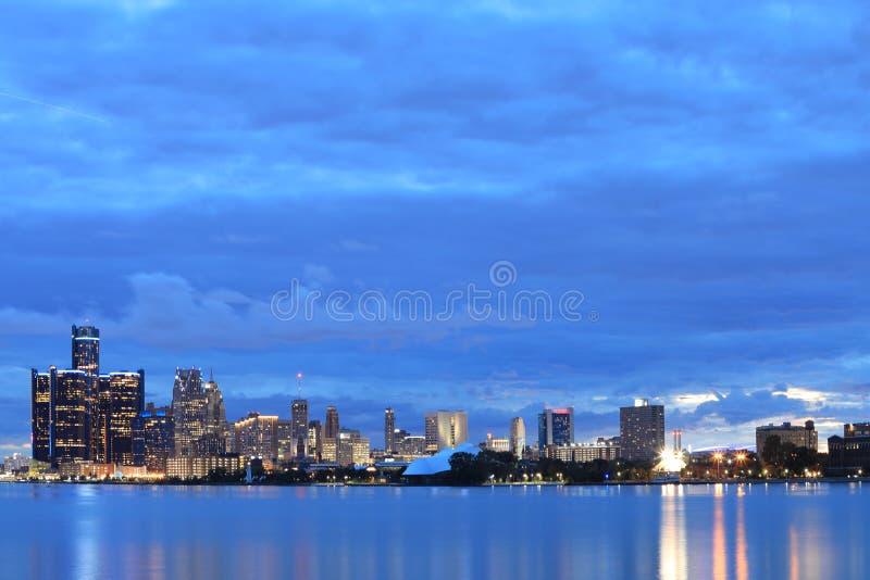 De Horizon van Detroit van Belle Isle bij nacht stock afbeeldingen De Horizon van Detroit van Belle Isle bij nacht stock afbeeldingen