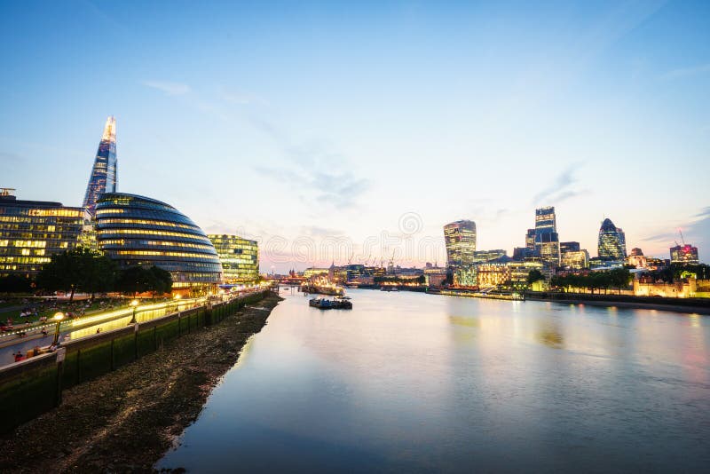 De horizon van Londen bij zonsondergang, Engeland het UK Rivier Theems, de Scherf, Stadhuis royalty-vrije stock foto De horizon van Londen bij zonsondergang, Engeland het UK Rivier Theems, de Scherf, Stadhuis royalty-vrije stock foto