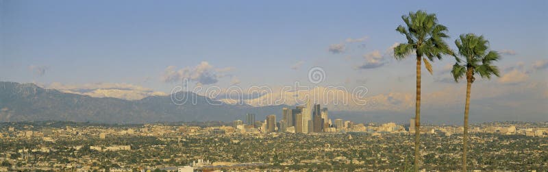 De horizon van Los Angeles met Mt. Baldy