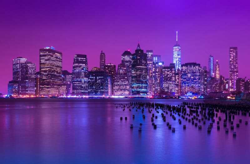 De Horizon van Manhattan bij Nacht Cityscape van New York NY, DE V.S.