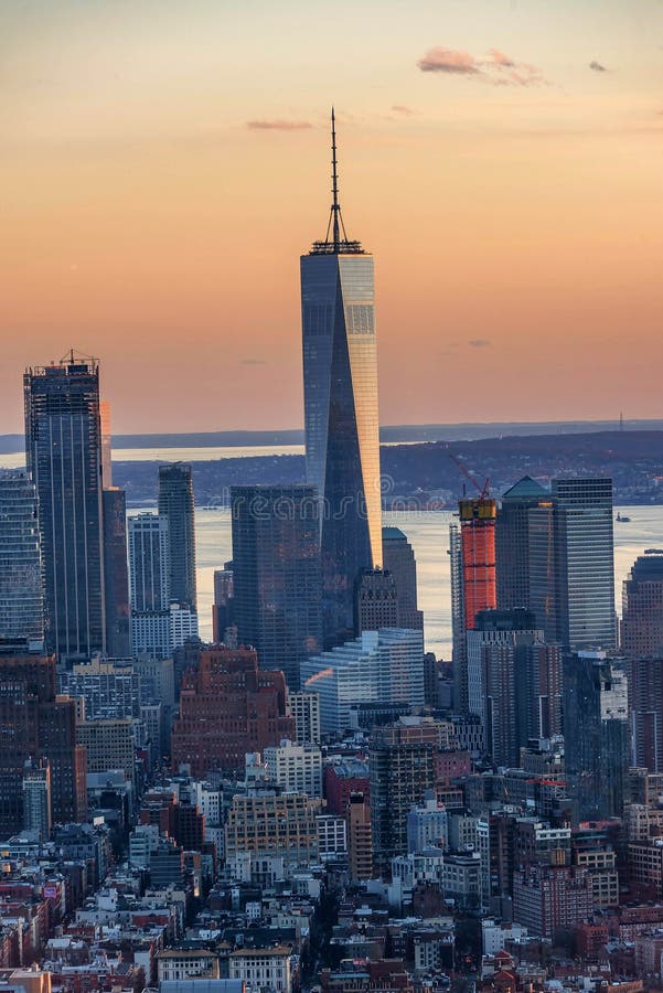 De horizon van Manhattan van hierboven bij de zonsondergang, de Stad van New York stock fotografie De horizon van Manhattan van hierboven bij de zonsondergang, de Stad van New York stock fotografie