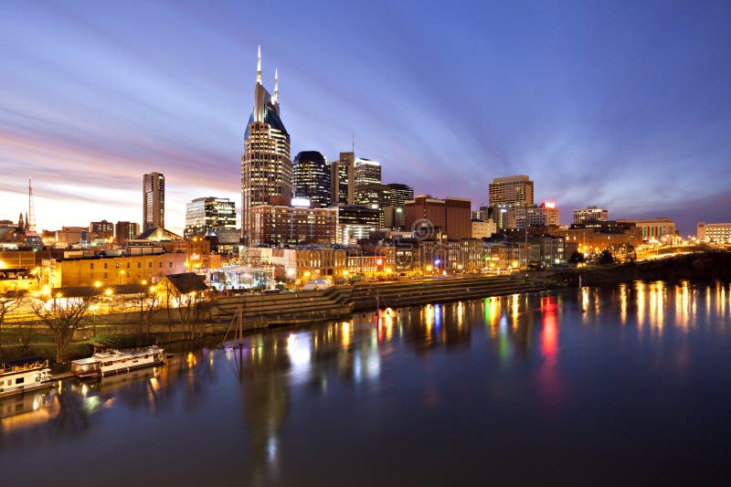 De horizon van Nashville bij schemering royalty-vrije stock fotografie De horizon van Nashville bij schemering royalty-vrije stock fotografie