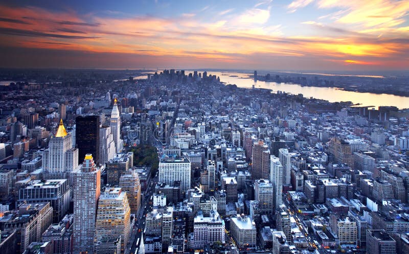 De Horizon van New York bij schemer De Horizon van New York bij schemer