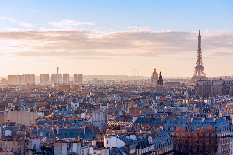 De horizon van Parijs met de Toren van Eiffel bij zonsondergang stock fotografie De horizon van Parijs met de Toren van Eiffel bij zonsondergang stock fotografie