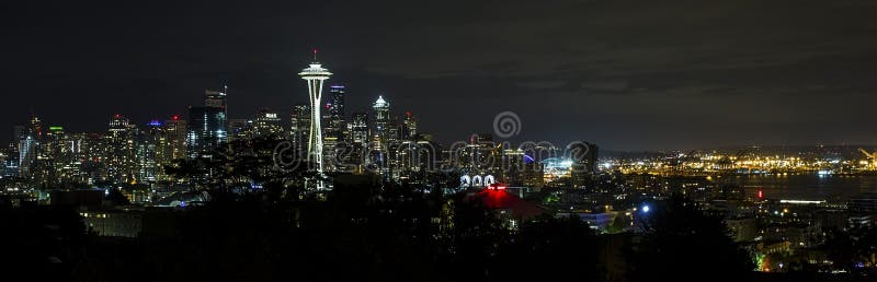 De horizon van Seattle bij nacht stock afbeeldingen De horizon van Seattle bij nacht stock afbeeldingen
