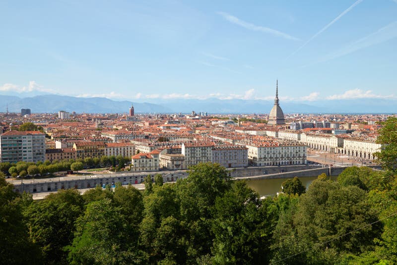 De horizonmening van Turijn en de toren van Molantonelliana van Cappuccini-heuvel in een de zomerdag in Italië wordt gezien dat stock fotografie De horizonmening van Turijn en de toren van Molantonelliana van Cappuccini-heuvel in een de zomerdag in Italië wordt gezien dat stock fotografie