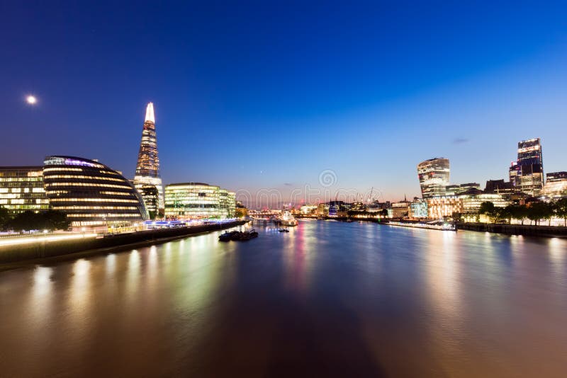 De horizonpanorama van Londen bij nacht, Engeland het UK Rivier Theems, de Scherf, Stadhuis royalty-vrije stock afbeelding De horizonpanorama van Londen bij nacht, Engeland het UK Rivier Theems, de Scherf, Stadhuis royalty-vrije stock afbeelding