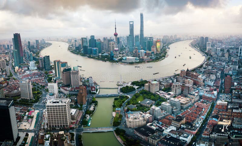 De horizonsatellietbeeld die van Shanghai met wolkenkrabbers boven Haung toenemen stock foto's De horizonsatellietbeeld die van Shanghai met wolkenkrabbers boven Haung toenemen stock foto's
