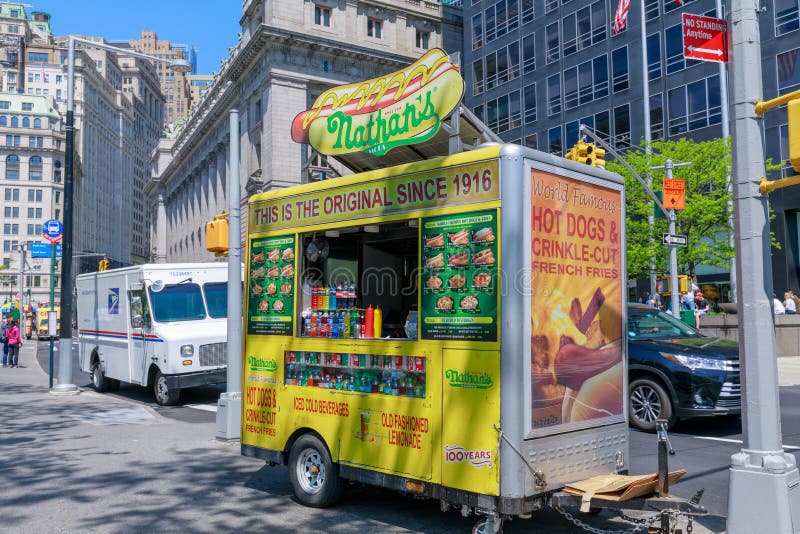 De hotdogkar van Nathan in lager Manhattan, NYC royalty-vrije stock foto De hotdogkar van Nathan in lager Manhattan, NYC royalty-vrije stock foto