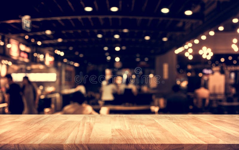 De houten Bar van de lijstbovenkant met onduidelijk beeldlicht bokeh in donkere nachtkoffie