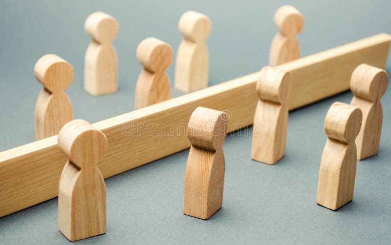 De houten cijfers van mensen worden gescheiden door een barrière sociale klassen Concurrentie tussen teams het concept misverstan stock foto's De houten cijfers van mensen worden gescheiden door een barrière sociale klassen Concurrentie tussen teams het concept misverstan stock foto's