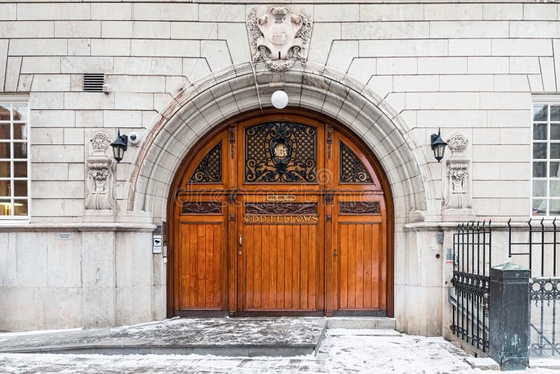 De houten de ingangsdeur van Odd Fellows in Stockholm stock foto's