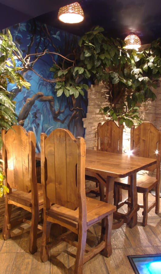 De houten tafel in de hoek stock afbeelding