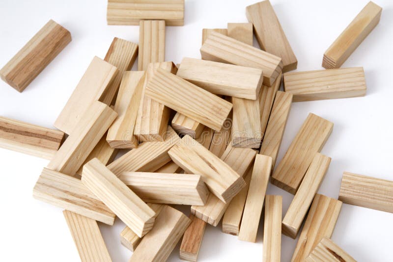 De houten rechthoeken schikten verschillend over een witte achtergrond De ruimte van het exemplaar Dekkings achtergrondmalplaatje royalty-vrije stock afbeelding De houten rechthoeken schikten verschillend over een witte achtergrond De ruimte van het exemplaar Dekkings achtergrondmalplaatje royalty-vrije stock afbeelding