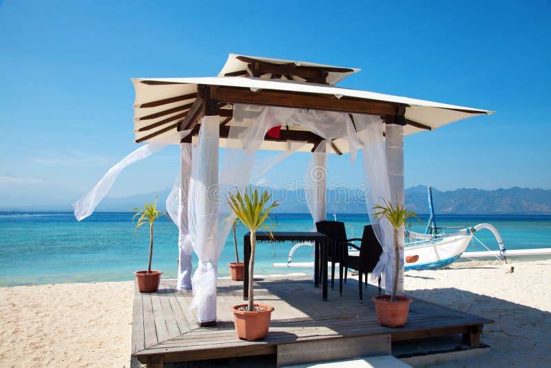 De huwelijkenpaviljoen van het strand in eilanden Gili stock foto's De huwelijkenpaviljoen van het strand in eilanden Gili stock foto's