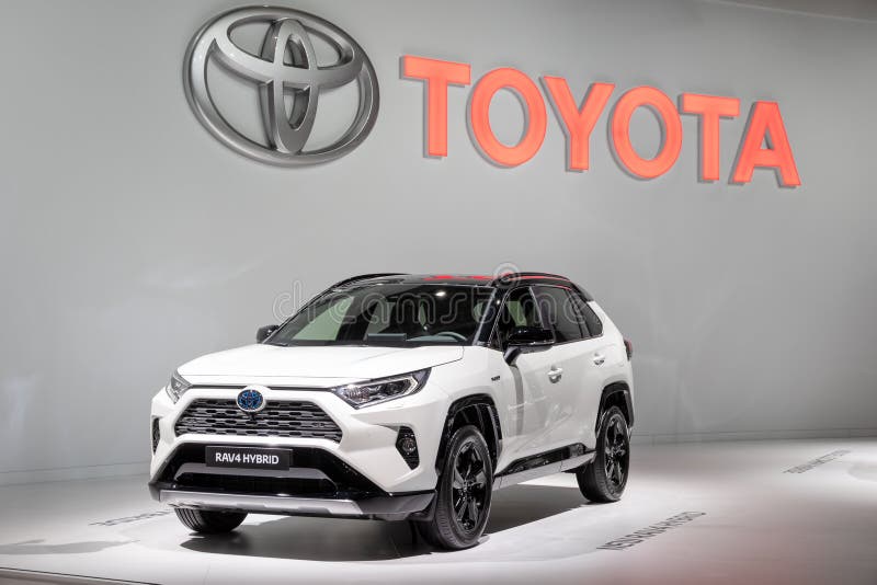 De Hybride die auto van Toyota RAV4 bij de de Motorshow van Parijs wordt gedemonstreerd royalty-vrije stock fotografie De Hybride die auto van Toyota RAV4 bij de de Motorshow van Parijs wordt gedemonstreerd royalty-vrije stock fotografie