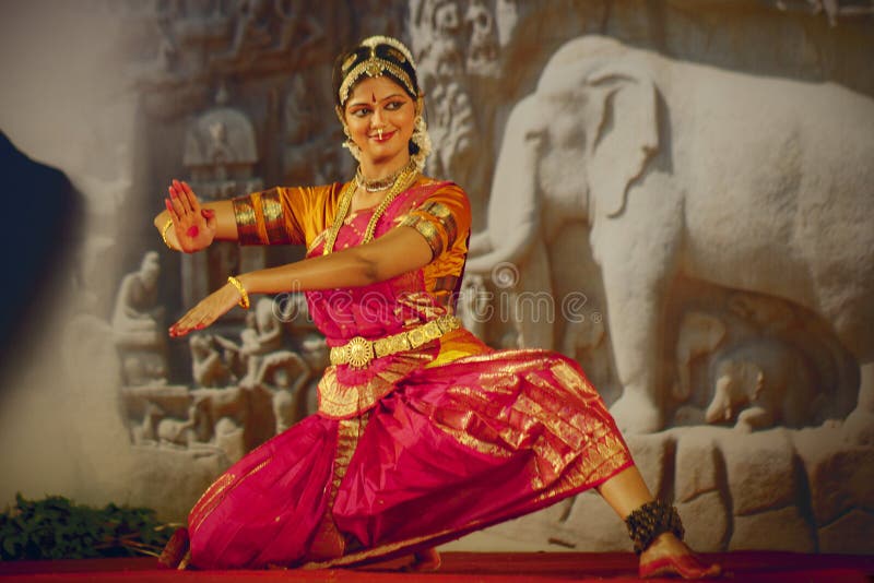 De Indische danser voert traditionele dans uit
