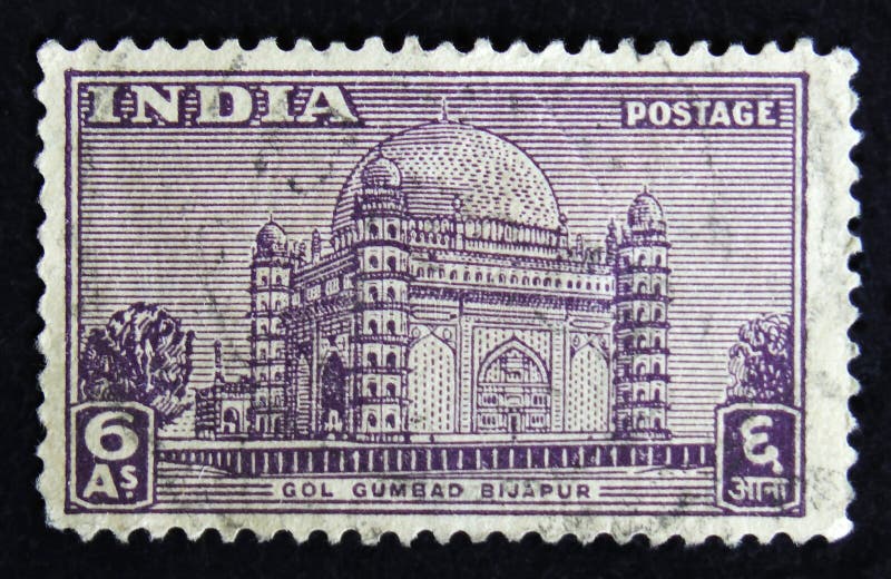 De Indische postzegel toont Gol Gumbad Bijapur - het mausoleum van Mohammed Adil Shah 1627-57, dat in 1656, circa 1949 wordt gebo royalty-vrije stock foto De Indische postzegel toont Gol Gumbad Bijapur - het mausoleum van Mohammed Adil Shah 1627-57, dat in 1656, circa 1949 wordt gebo royalty-vrije stock foto