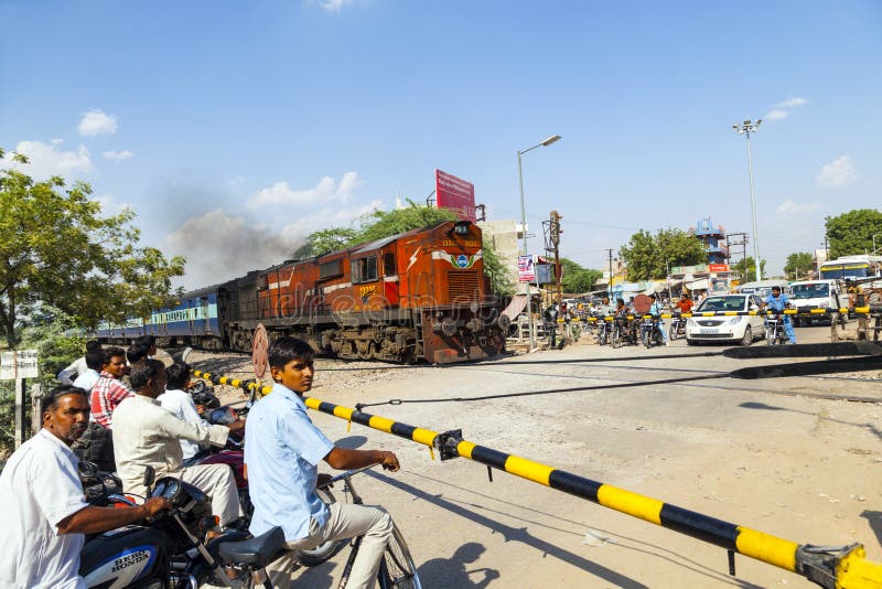 De Indische Spoorwegtrein gaat een spoorwegovergang over royalty-vrije stock afbeelding De Indische Spoorwegtrein gaat een spoorwegovergang over royalty-vrije stock afbeelding