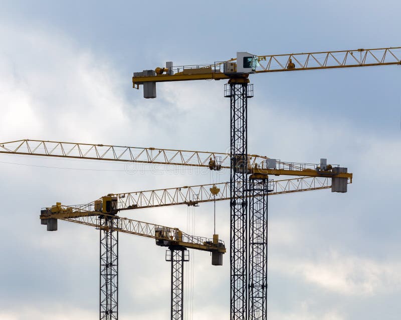 De industriële die silhouetten van de bouwkraan op blauwe wolk worden geïsoleerd royalty-vrije stock foto's De industriële die silhouetten van de bouwkraan op blauwe wolk worden geïsoleerd royalty-vrije stock foto's