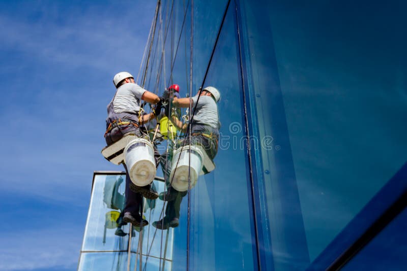 De industriële klimmers passen silicone op verbindingen tussen wind toe stock fotografie De industriële klimmers passen silicone op verbindingen tussen wind toe stock fotografie