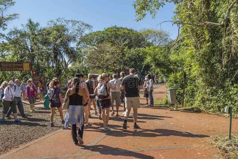 De Ingang van de duivelskeel bij Iguazu-Park in Argentinië