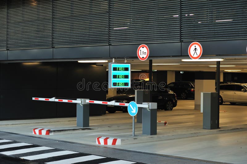 De ingang van het parkeren met barrière stock afbeeldingen De ingang van het parkeren met barrière stock afbeeldingen