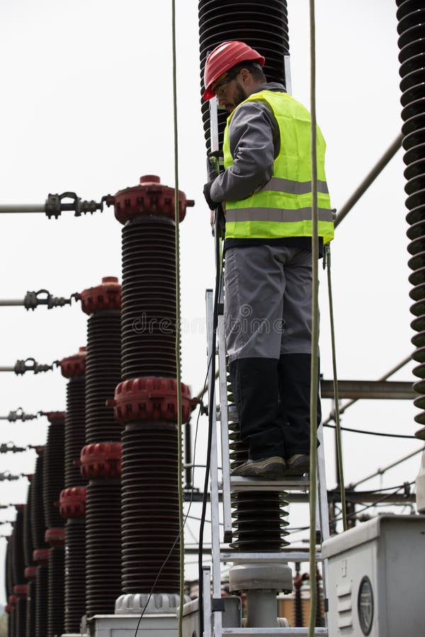 De ingenieur van de elektricienbouwer Elektriciteitstransformator bij een elektrische centrale royalty-vrije stock afbeeldingen De ingenieur van de elektricienbouwer Elektriciteitstransformator bij een elektrische centrale royalty-vrije stock afbeeldingen