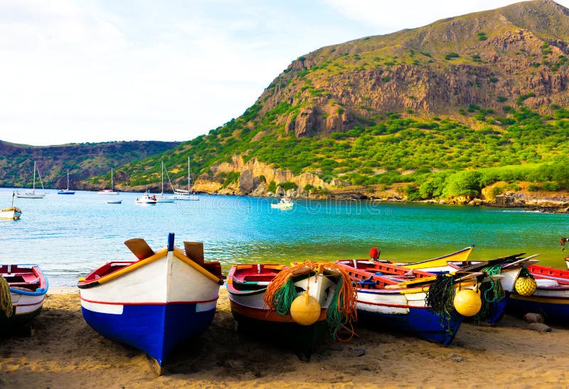 De Inhamstrand van Kaapverdië, Santiago Island, Kleurrijke Vissersboten in Tarrafal stock afbeelding De Inhamstrand van Kaapverdië, Santiago Island, Kleurrijke Vissersboten in Tarrafal stock afbeelding