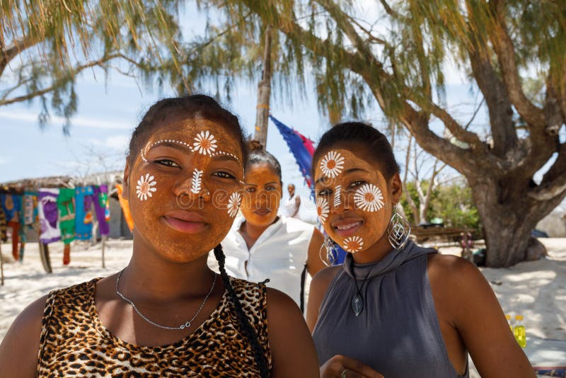 De inheemse etnische meisjes Van Madagascar van Sakalava, schoonheden met verfraaid F royalty-vrije stock fotografie De inheemse etnische meisjes Van Madagascar van Sakalava, schoonheden met verfraaid F royalty-vrije stock fotografie