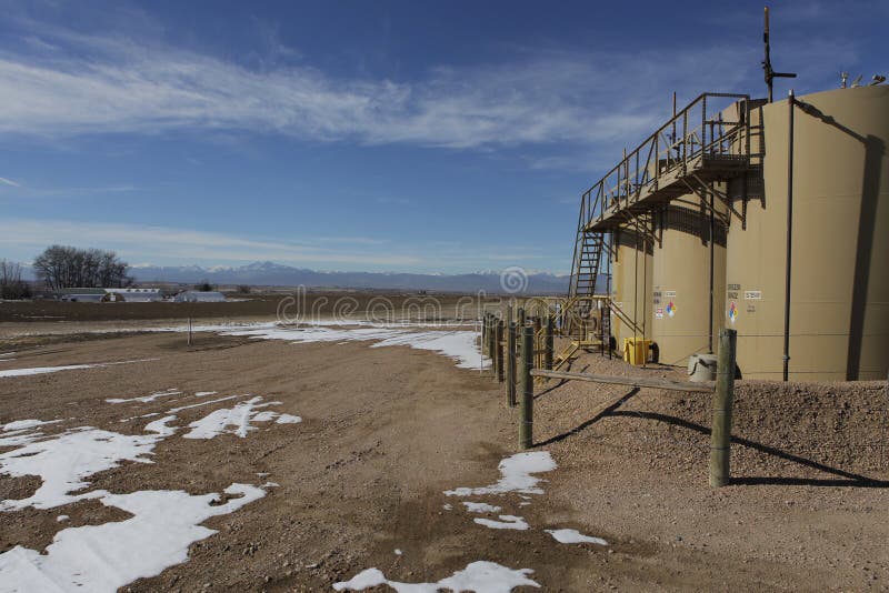 De Installatie van Fracking van de olie dicht bij een huis in de landbouwgrond van Colorado. royalty-vrije stock afbeeldingen De Installatie van Fracking van de olie dicht bij een huis in de landbouwgrond van Colorado. royalty-vrije stock afbeeldingen