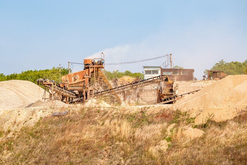 De installatie van de mijnbouwtransportband voor de extractie en verpletteren die van steen, het proces van verwerking uitvoeren royalty-vrije stock fotografie De installatie van de mijnbouwtransportband voor de extractie en verpletteren die van steen, het proces van verwerking uitvoeren royalty-vrije stock fotografie