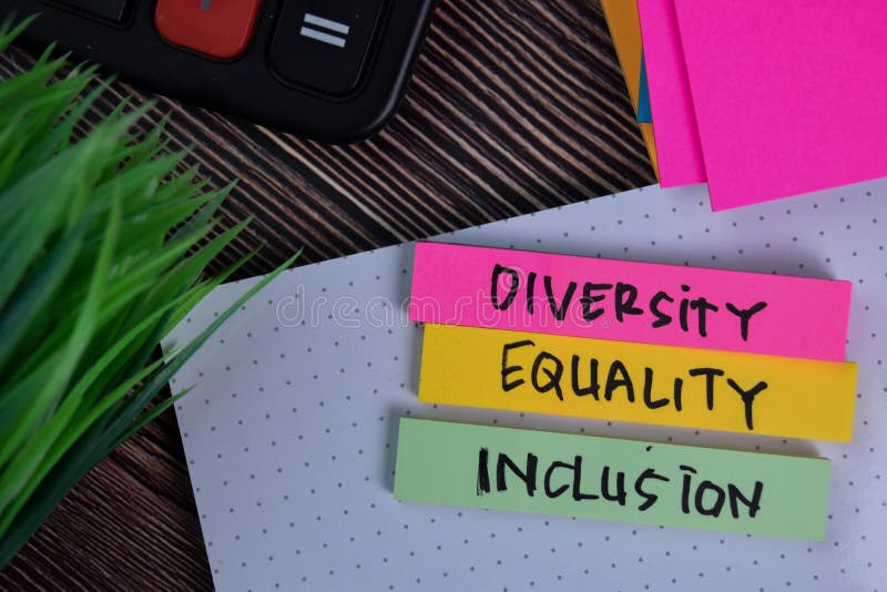 De integratie van de verscheidenheid gelijkheid schrijft op een kleverige nota die op bureau wordt geïsoleerd