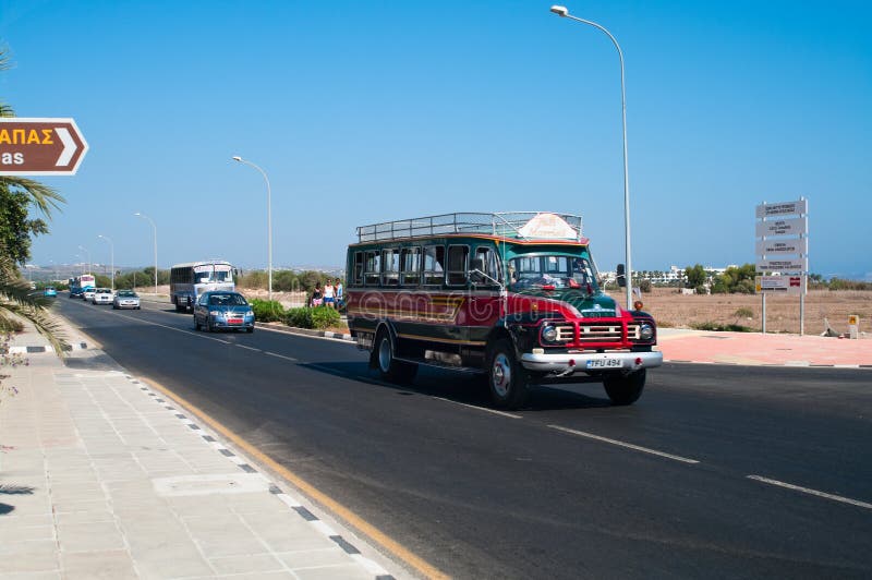 De interlokale busdienst op het Eiland Cyprus royalty-vrije stock foto De interlokale busdienst op het Eiland Cyprus royalty-vrije stock foto