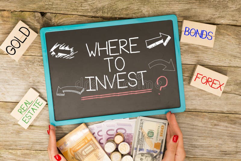 De investeerder heeft inspiratie nodig waar te om vraag voor stapel van contant geldgeld te investeren stock foto's De investeerder heeft inspiratie nodig waar te om vraag voor stapel van contant geldgeld te investeren stock foto's