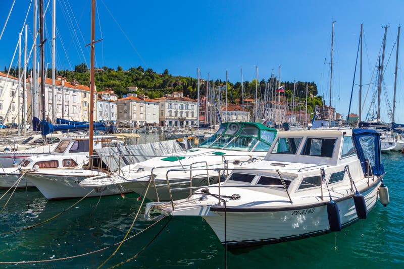 De jachten en de boten legden weg in jachthaven in Piran vast royalty-vrije stock afbeelding De jachten en de boten legden weg in jachthaven in Piran vast royalty-vrije stock afbeelding