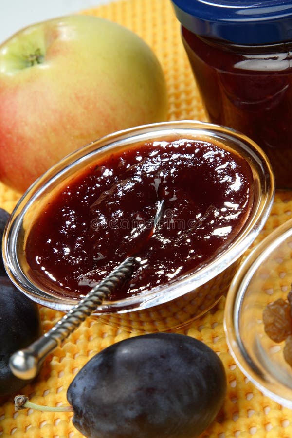 De Jam En De Rozijnen Van De Pruim in Glaskom Stock Foto Image of