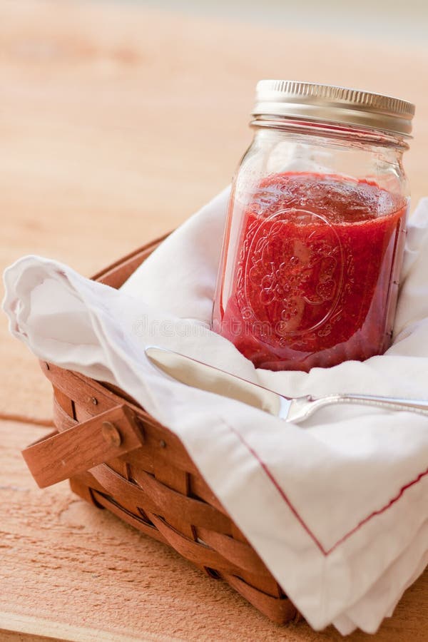 De jam van de aardbei in mand stock afbeeldingen De jam van de aardbei in mand stock afbeeldingen